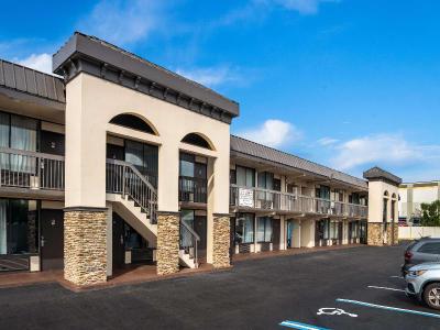 Howard Johnson by Wyndham Airport Florida Mall