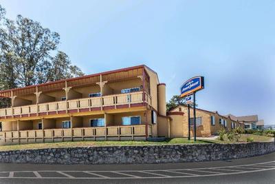 Howard Johnson by Wyndham Santa Cruz Beach Boardwk