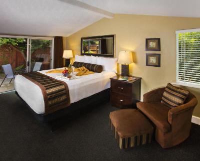 Sea Breeze Inn & Logde
