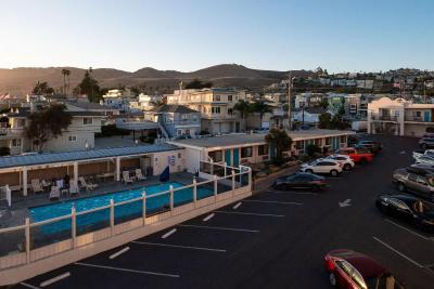 Edgewater Inn & Suites