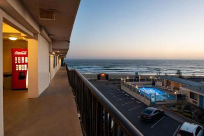 Edgewater Inn & Suites