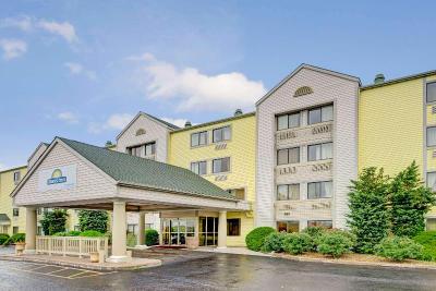 Days Inn & Suites by Wyndham Kansas City South