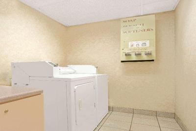 Days Inn & Suites by Wyndham Kansas City South
