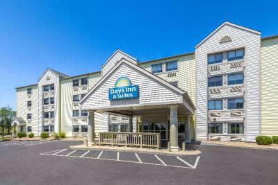 Days Inn & Suites by Wyndham Kansas City South