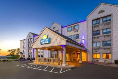 Days Inn & Suites by Wyndham Kansas City South