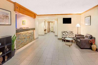 Days Inn & Suites by Wyndham Kansas City South
