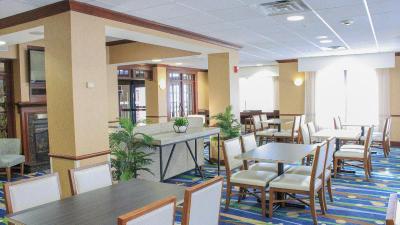 Holiday Inn Express & Suites Manchester-Airport