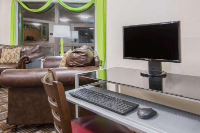 Super 8 by Wyndham Toledo