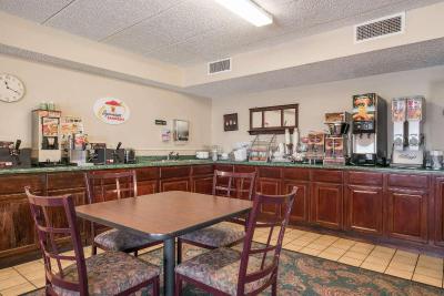 Super 8 by Wyndham Brooklyn Center/MPLS