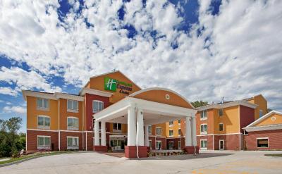 Holiday Inn Express Hotel & Suites Kansas City Spo