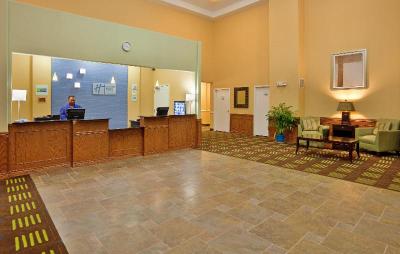 Holiday Inn Express Hotel & Suites Kansas City Spo