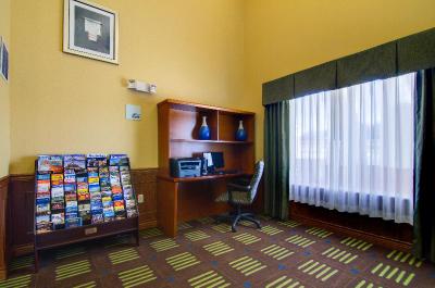 Holiday Inn Express Hotel & Suites Kansas City Spo