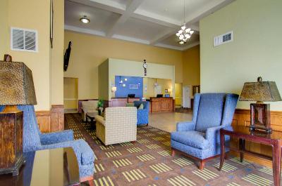 Holiday Inn Express Hotel & Suites Kansas City Spo