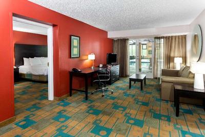 La Quinta Inn & Suites Milwaukee Bayshore Area