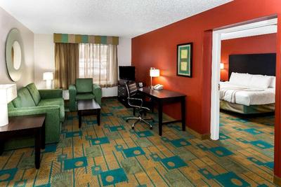 La Quinta Inn & Suites Milwaukee Bayshore Area