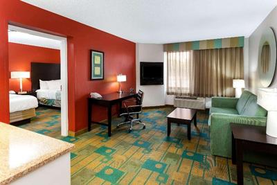 La Quinta Inn & Suites Milwaukee Bayshore Area