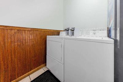 Super 8 by Wyndham Kansas City at Barry Road/Arpt