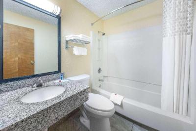 Super 8 by Wyndham Kansas City at Barry Road/Arpt
