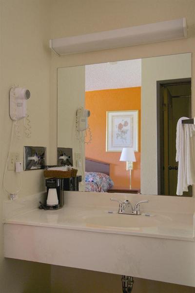 Econo Lodge Inn & Suites