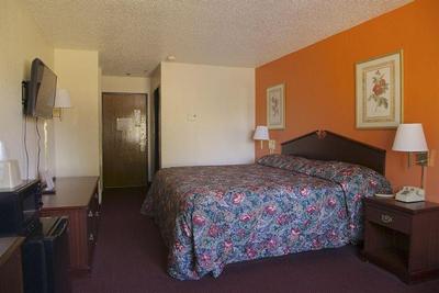Econo Lodge Inn & Suites