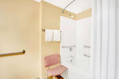 Days Inn by Wyndham Newport News City Ctr