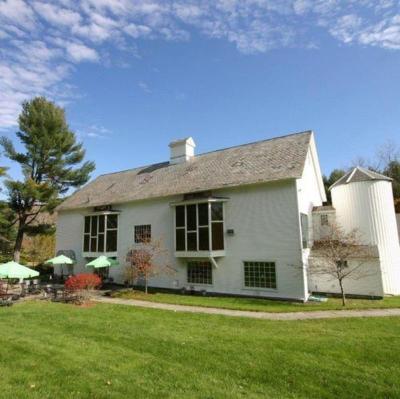 1896 House Brookside & Pondside Country Motels
