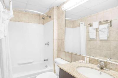Howard Johnson by Wyndham North Bergen