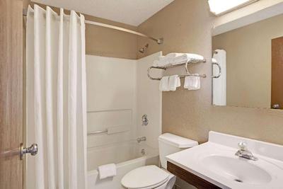Super 8 by Wyndham Nashville/ Dntn/ Opryland Area