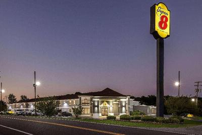 Super 8 by Wyndham Dickson