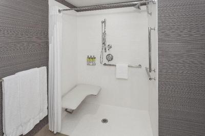 Holiday Inn Express & Suites Long Island-East End