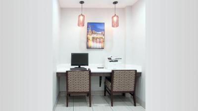 Holiday Inn Express & Suites Nashville I-40 & I- 2