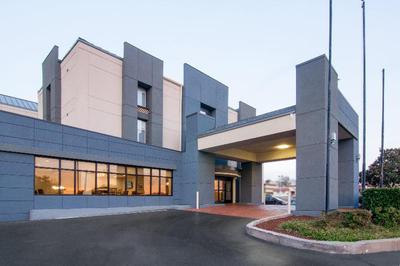 Holiday Inn Express & Suites Nashville I-40 & I- 2