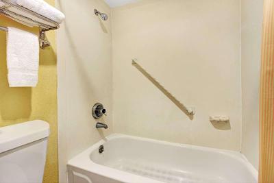 Super 8 By Wyndham Nashville Near Downtown / I 40