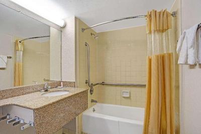 Days Inn by Wyndham Norfolk Military Circle