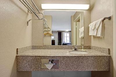 Super 8 by Wyndham Oklahoma/Frontier City