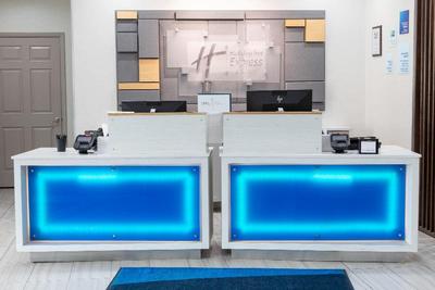 Holiday Inn Express & Suites Chicago West - St Cha