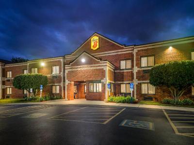Super 8 by Wyndham Elgin