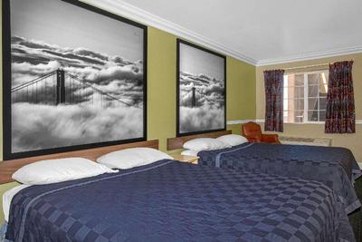Super 8 by Wyndham Hayward Downtown