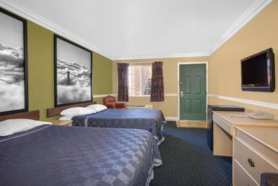 Super 8 by Wyndham Hayward Downtown