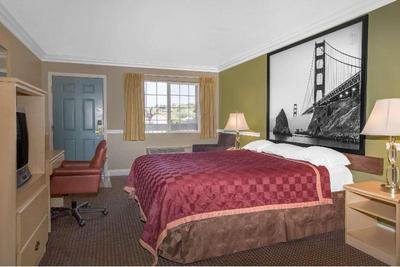 Super 8 by Wyndham Hayward Downtown