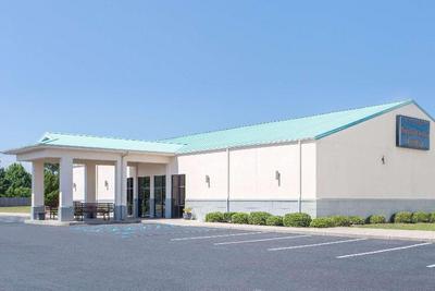 Days Inn & Suites by Wyndham Navarre Conf Center