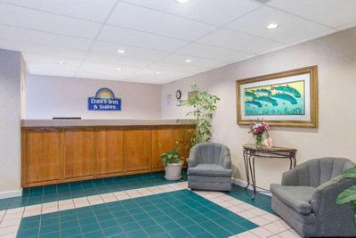 Days Inn & Suites by Wyndham Navarre Conf Center
