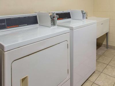 Days Inn & Suites by Wyndham Navarre Conf Center