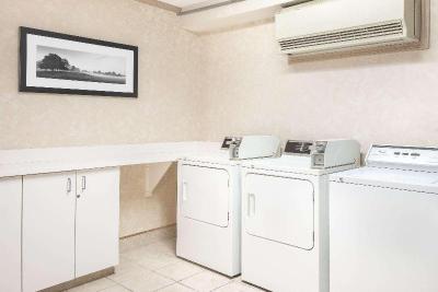 Super 8 by Wyndham Maumee Perrysburg Toledo Area