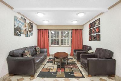 Super 8 by Wyndham Maumee Perrysburg Toledo Area
