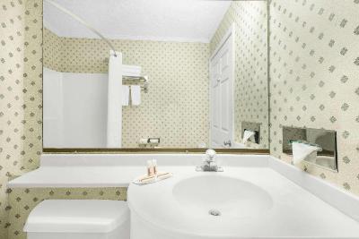 Super 8 by Wyndham Maumee Perrysburg Toledo Area