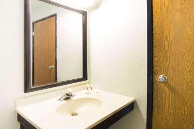 Super 8 by Wyndham Pittsburgh Arpt/Coraopolis
