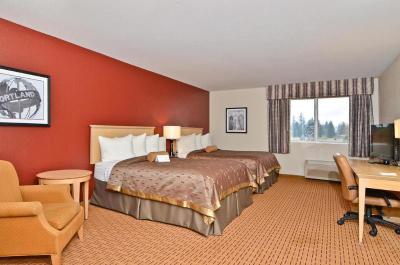 Clackamas Inn & Suites