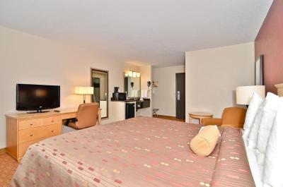 Clackamas Inn & Suites