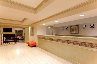 Days Inn & Suites by Wyndham Tempe